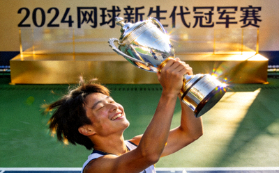 网球新生代冠军高举奖杯庆祝胜利的激动时刻